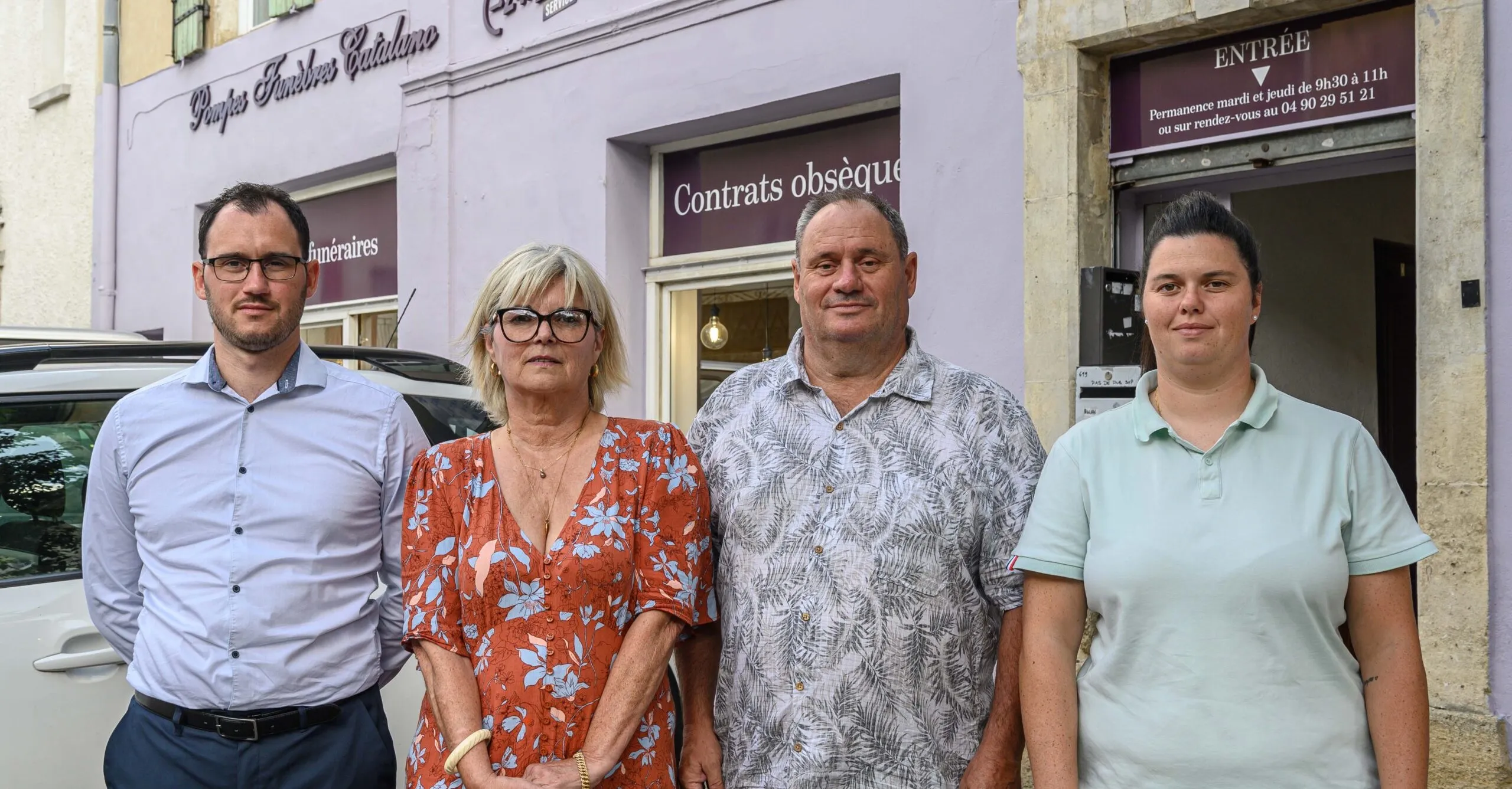 Equipe des pompes funèbre Catalano posant devant l'entré