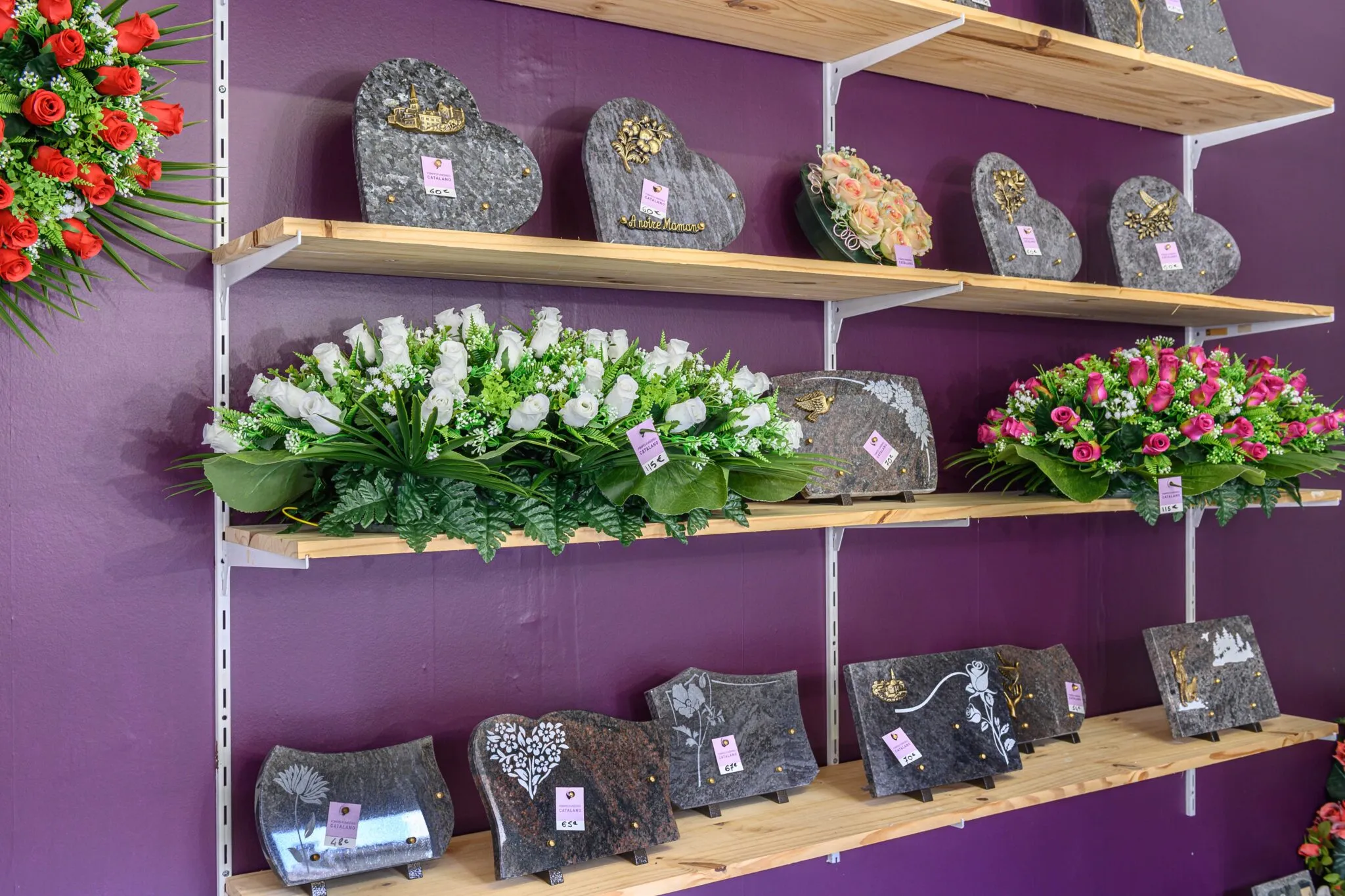 Magasin d'articles funéraires Pompes Funèbres Catalano: plaques mortuaires et compositions de fleurs