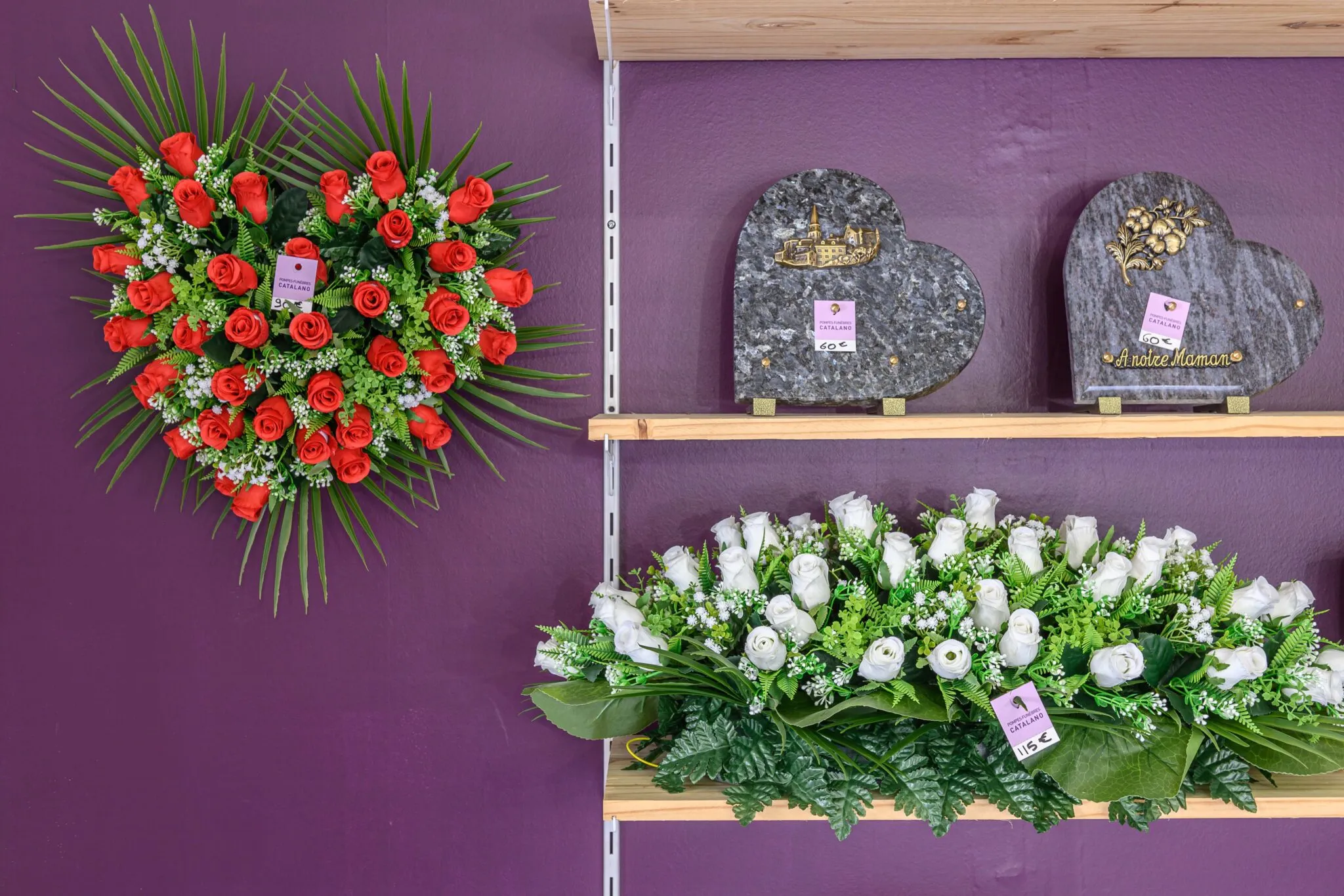 Exposition de composition florales et plaques funéraires sur le mur