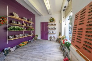 fleurs dans un vase dans un cimetiere