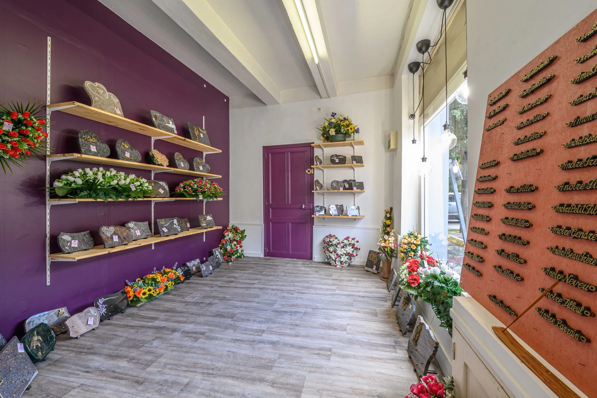 Magasin d'articles funéraires avec plaques commémoratives et fleurs sur étagères