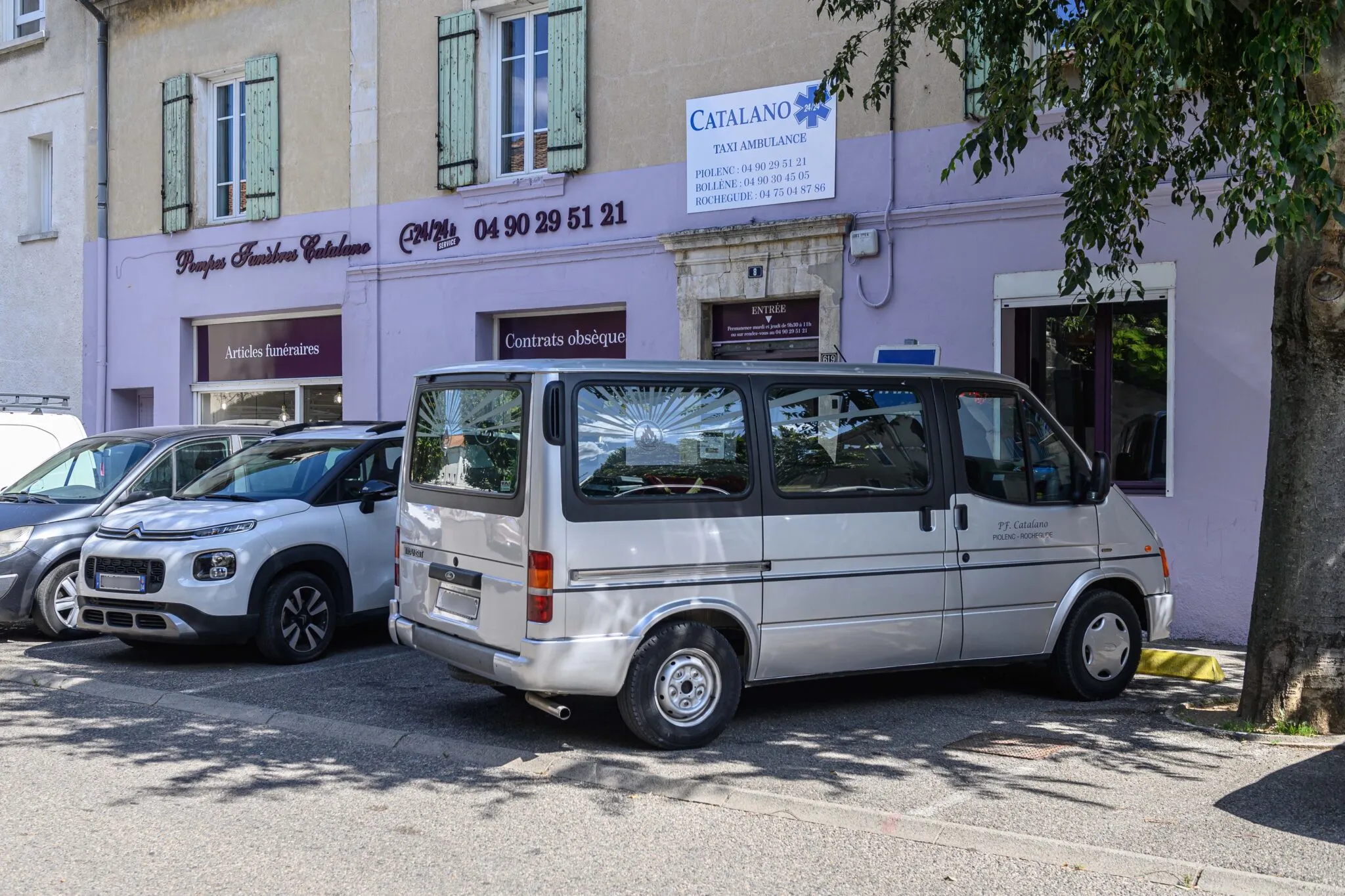 Façade des Pompes Funèbres Catalano à Piolenc avec fourgon de transport funéraire en stationnement