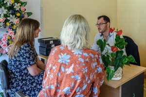 fleurs dans un vase dans un cimetiere