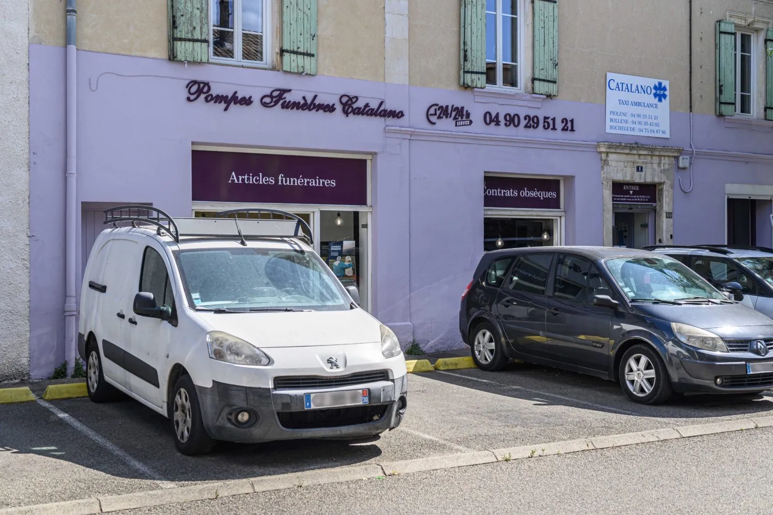 Devanture de l'agence Pompes Funèbres Catalano avec accès et parking réservés aux familles