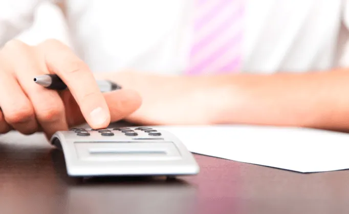 Conseiller funéraires qui fait un devis a une famille