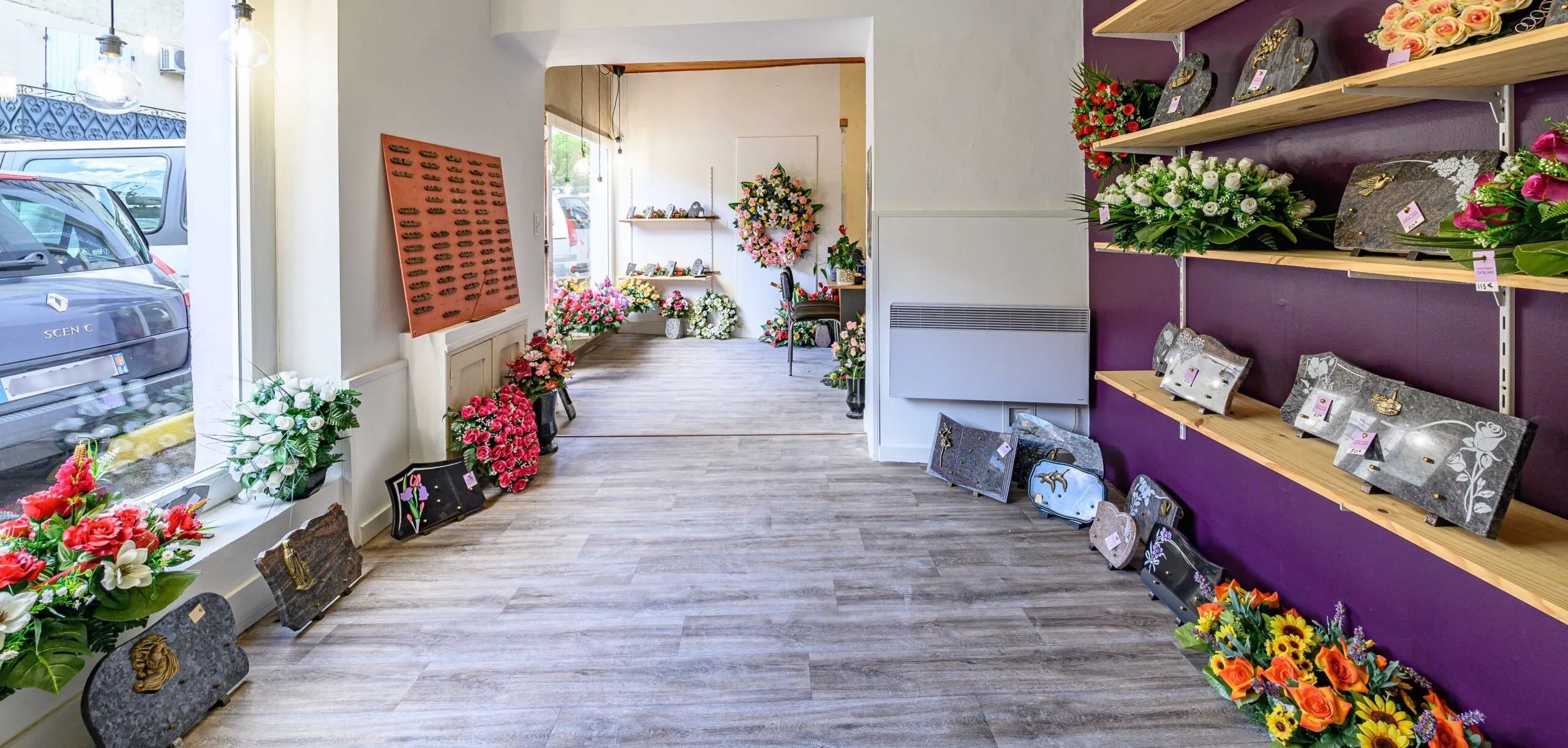 Intérieur du magasin d'article funéraire