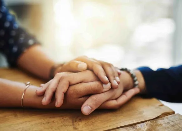 Personne en deuil qui se soutiennent et se prend la main